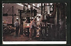 Ansichtskarte Fabrikarbeiter beim Pressen der Nabe