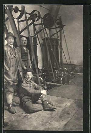 Foto-Ansichtskarte Fabrikarbeiter stehen neben ihren Arbeitsmaschinen