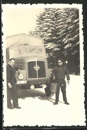 Image du vendeur pour Fotografie Lastwagen IFA-Horch, LKW-Pritsche im Schnee mis en vente par Bartko-Reher