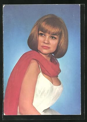 Bild des Verkufers fr Ansichtskarte Schauspielerin Eva-Maria Hagen im weissen Kleid mit rotem Schal zum Verkauf von Bartko-Reher
