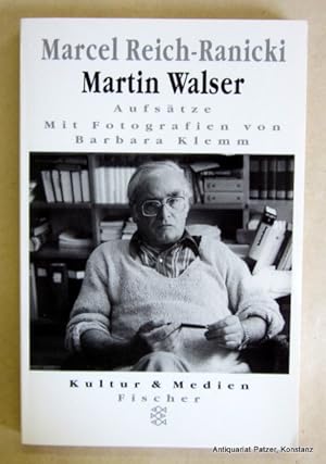 Imagen del vendedor de Martin Walser. Aufstze. Frankfurt, Fischer Taschenbuch Verlag, 1996. Kl.-8vo. Mit fotografischen Tafelabbildungen von Barbara Klemm. 165 S., 5 Bl. Or.-Kart. (Fischer Kultur & Medien, 13000). (ISBN 359613000X). a la venta por Jrgen Patzer