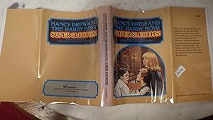 Bild des Verkufers fr NANCY DREW & HARDY BOYS SUPER SLEUTHS ! 1981, Wanderer Publisher IN COLOR DUSTJACKET, Ultra Rare, They are together for 1st time, in this special volume for Young readers Nancy , Frank & Joe COMBINE THEIR FINE SLEUTHING TALENTS to solve these 7 Intriguing Mysteries. zum Verkauf von Bluff Park Rare Books