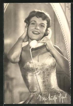 Ansichtskarte Schauspielerin Marie-Luise Etzel im Kleid am Telefon