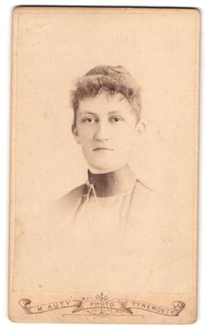 Photo M. Auty, Tynemouth, Portrait junge Dame mit hochgestecktem Haar
