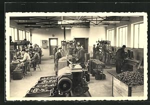 Foto-AKFabrikarbeiter bei der Arbeit an ihren Maschinen