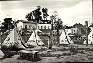 Bild des Verkufers fr Ansichtskarte / Postkarte Bernburg an der Saale, HO Eiscafe Brenburg, Indianerdorf zum Verkauf von akpool GmbH