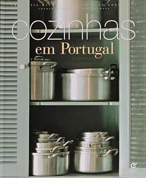 Image du vendeur pour COZINHAS EM PORTUGAL. mis en vente par Livraria Castro e Silva