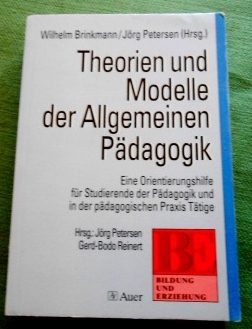 Theorien und Modelle der Allgemeinen Pädagogik. Eine Orientierungshilfe für Studierende der Pädag...