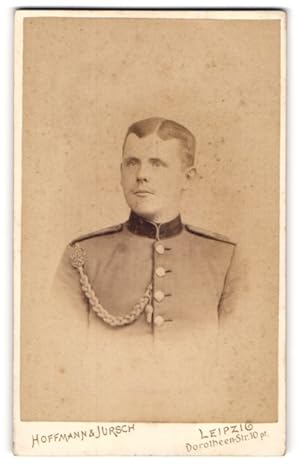 Bild des Verkufers fr Fotografie Hoffmann, Jursch, Leipzig, Portrait Soldat Felix Lfler in Uniform mit Schtzenschnur zum Verkauf von Bartko-Reher