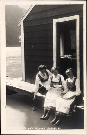 Bild des Verkufers fr Ansichtskarte / Postkarte Nordfjord Norwegen, Drei Frauen in norwegischer Tracht, Am Wasser zum Verkauf von akpool GmbH