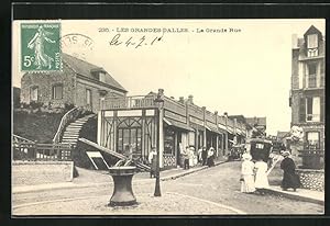 Carte postale Les Grandes-Dalles, La Grande Rue, une coin de la rue avec les commerces