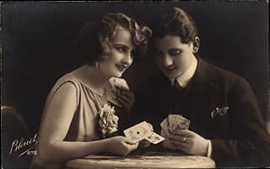 Ansichtskarte / Postkarte Liebespaar beim Kartenspielen