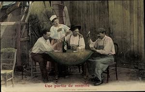 Ansichtskarte / Postkarte Une partie de manille, Drei Männer beim Kartenspielen, Bierflasche