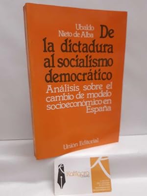 Bild des Verkufers fr DE LA DICTADURA AL SOCIALISMO DEMOCRTICO. ANLISIS SOBRE EL CAMBIO DE MODELO SOCIOECONMICO EN ESPAA zum Verkauf von Librera Kattigara