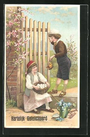 Ansichtskarte Junge schenkt seiner kleinen Freundin ein süsses Osterküken, Hartelijk Gefeliciteerd!