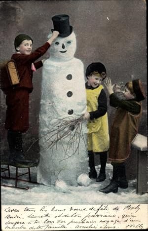 Bild des Verkufers fr Ansichtskarte / Postkarte Jungen und Schneeman mit schwarzem Hut, Schlitten zum Verkauf von akpool GmbH