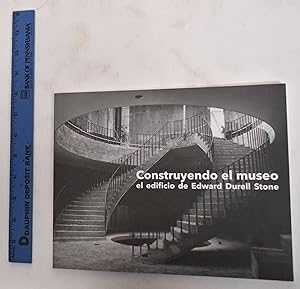 Seller image for Construyendo El Museo El Edificio De Edward Durell Stone for sale by Mullen Books, ABAA