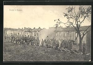 Carte postale Audun-le-Roman, des soldats posieren vor zerschossenen Gebäuden