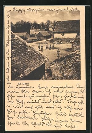 Carte postale St-Mard, Gruppe des soldats auf einem Hof zwischen habitations, vue partielle