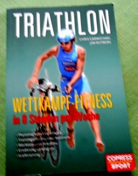 Bild des Verkufers fr Triathlon. Wettkampf-Fitness in 8 Stunden pro Woche. Physiologische Grundlagen - Trainingsplanung- und Kontrolle - Workouts und Zeitplne - Ernhrungsstrategien - Krafttrining. zum Verkauf von Versandantiquariat Sabine Varma