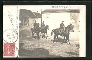 Carte postale Sissonne, Berittene Polizisten reiten durch den Ort