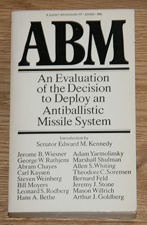 Bild des Verkufers fr ABM: An Evaluation of the Decision to Deploy an Antiballistic Missile System. [Introduction by Edward M. Kennedy. Signet Books.], zum Verkauf von Antiquariat Gallenberger