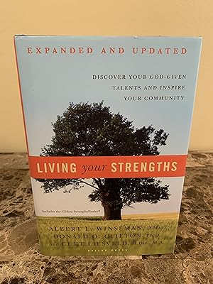 Immagine del venditore per Living Your Strengths: Discover Your God Given Talents and Inspire Your Community venduto da Vero Beach Books