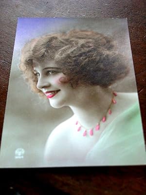 Bild des Verkufers fr Photographie colorise Carte postale ancienne - Reprsentant un portrait de femme. zum Verkauf von JOIE DE LIRE