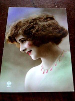 Bild des Verkufers fr Photographie colorise Carte postale ancienne - Reprsentant un portrait de femme. zum Verkauf von JOIE DE LIRE