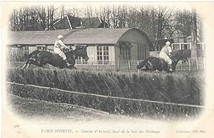 Bild des Verkufers fr Carte Postale Ancienne - 468 - PARIS SPORTIF - Courses d'Auteuil, Saut de la haie des Tribunes. zum Verkauf von JOIE DE LIRE