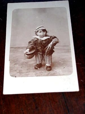 belle photographie ancienne représentant un enfant avec un drôle de costume avec des légumes te u...