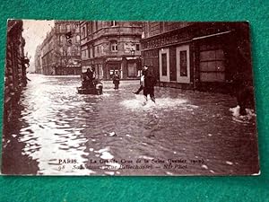 Image du vendeur pour Carte Postale Ancienne - PARIS - LA GRANDE CRUE DE LA SEINE (Janvier 1910). 98 - Sauveteurs (Rue Bellechasse). mis en vente par JOIE DE LIRE