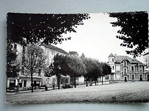 Image du vendeur pour Carte Postale photographique Semi Moderne des annes 50 - COURS ( RHONE) - place de la Rpublique. mis en vente par JOIE DE LIRE