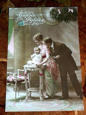 Image du vendeur pour Carte Postale Ancienne - FANTAISIE. BONNE ANNEE. Bb avec ses parents. Carte colorise. mis en vente par JOIE DE LIRE