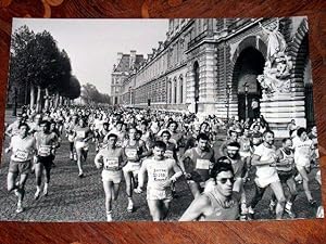 Très belle photographie de presse : COURSE A PIED . LES 20 KILOMETRES DE PARIS. 28/10/1979.