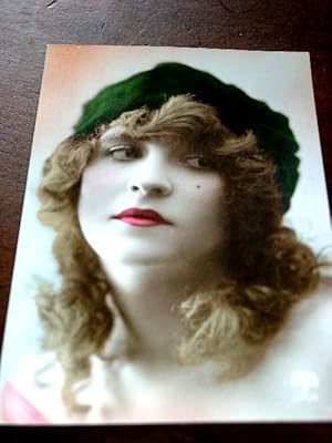 Bild des Verkufers fr Photographie colorise Carte postale ancienne - Reprsentant un portrait de femme. zum Verkauf von JOIE DE LIRE