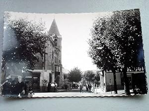 Immagine del venditore per Carte Postale photographique Semi Moderne des annes 50 - COURS ( RHONE) - Rue Georges Clemenceau - Place du Centre. venduto da JOIE DE LIRE