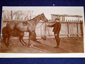 Bild des Verkufers fr Carte photo ancienne reprsentant un cheval de course et son lad. zum Verkauf von JOIE DE LIRE