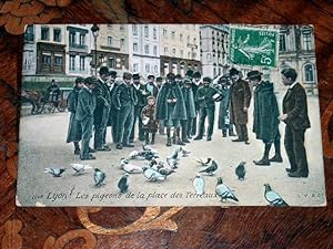 Image du vendeur pour Carte Postale Ancienne - 2640 - LYON. Les Pigeons de la place des Terreaux. mis en vente par JOIE DE LIRE