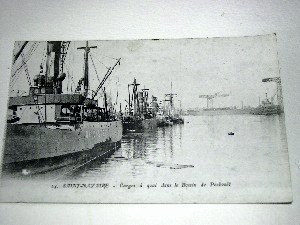 Image du vendeur pour Carte Postale Ancienne - SAINT-NAZAIRE - Cargos  quai dans le bassin de Penhoet. mis en vente par JOIE DE LIRE
