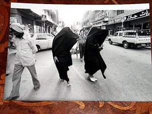 Très belle photographie de presse : Femmes voilées dans un souk du Bahrein. 04/03/1980.