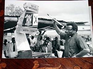 Très belle photographie de presse : La situation en Rhodésie. Abel Muzorewa explique à des partis...