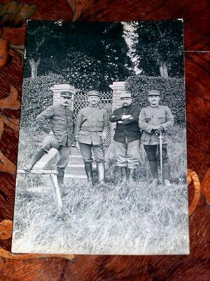 Photographie 1914/1918 - Format Carte Postale, représentant un groupe de quatre militaires.