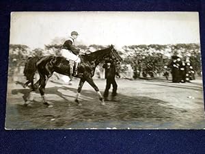 Bild des Verkufers fr Carte photo ancienne reprsentant un cheval de course, son jockey et le lad. zum Verkauf von JOIE DE LIRE