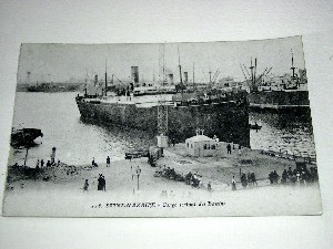 Image du vendeur pour Carte Postale Ancienne - SAINT-NAZAIRE - Cargo sortant des Bassins. mis en vente par JOIE DE LIRE