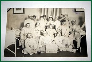 Photographie représentant un groupe soldats allemands et des infirmières de la Première Guerre mo...