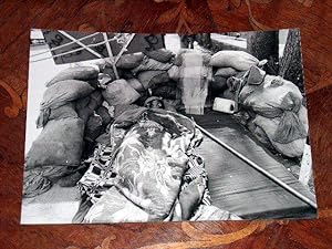 Très belle photographie de presse représentant Un combattant au repos. 18/02/1979.