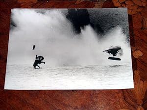 Imagen del vendedor de Trs belle photographie de presse. Bakersfield (Californie). 27/02/1980. Tom Swanson, de Portland (Orgon) est ject de son embarcation aprs avoir heurt un rouleau sur le lac Ming, le 26/02/80. a la venta por JOIE DE LIRE