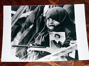 Très belle photographie de presse : Téhéran, le 15/12/1979. Petite fille en chador, en pleurs.