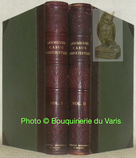 Imagen del vendedor de Casus conscientiae ad usum confessariorum compositi et soluti. Cum approbatione revmi Archiep. Friburg, et Super. Ordinis. Editio Altera. Volumen I. Casus de theologiae moralis principiis et de praeceptis atque officiis christianis speciatim sumptis. Volumen II. Casus de sacramentis qui respondent fere Theologiae moralis eiusdem auctoris volumini alteri. a la venta por Bouquinerie du Varis